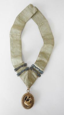 un gros plan d'un collier orné d'un médaillon