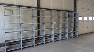 une grande étagère métallique au milieu d'une pièce
