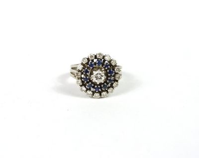 gros plan d'une bague en diamant et saphir sur fond blanc