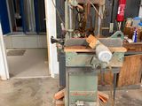 une machine qui se trouve dans un garage