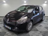 la photo d'une voiture noire sur un sol en damier