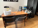 un bureau avec deux chaises et un ordinateur dessus