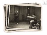 une photo en noir et blanc d'un homme et d'une femme dans un salon