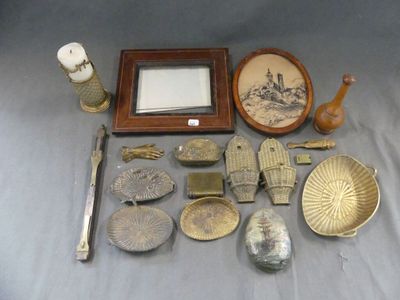 de nombreux objets anciens posés sur une table