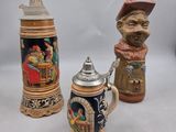 trois chopes à bière représentant un homme coiffé d'un chapeau et une femme en robe rouge