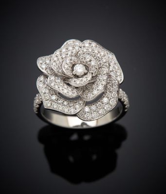 une bague en or blanc sertie de diamants en forme de rose