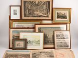 beaucoup de photos encadrées sur la table