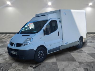 la photo d'une camionnette blanche garée dans une pièce