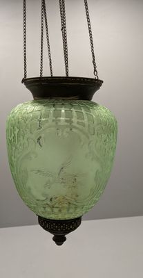 une suspension ancienne en verre vert, munie d'une chaîne