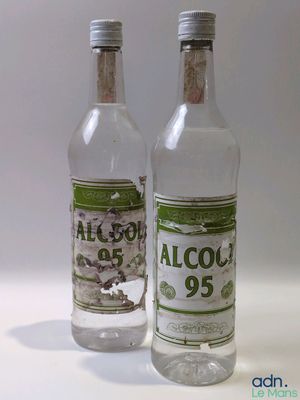 deux bouteilles d'alcool posées l'une à côté de l'autre sur une table