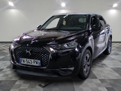 l'avant d'un SUV noir garé dans une pièce au sol en damier