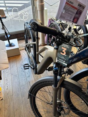un vélo posé par terre devant une fenêtre