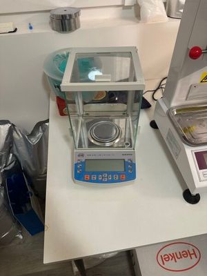 une balance posée sur une table dans une pièce