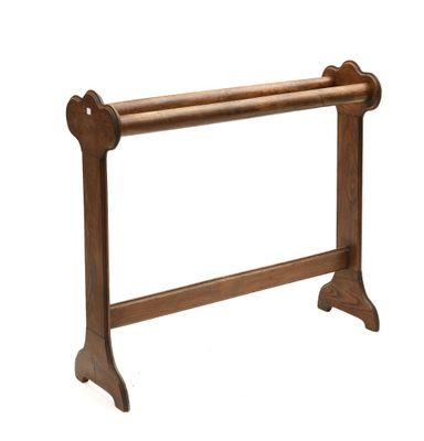 une étagère en bois munie d'une poignée en bois