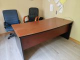 une image représentant un bureau et une chaise dans une pièce
