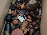 une boîte en carton remplie de toutes sortes d'objets