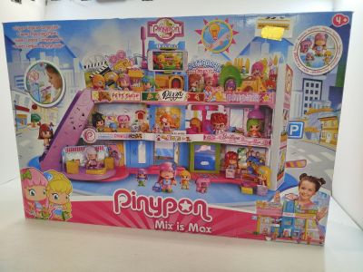 les jouets se trouvent dans une boîte posée sur une table, sur fond blanc