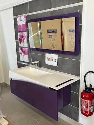 une salle de bains équipée d'un lavabo, d'un miroir et d'un extincteur