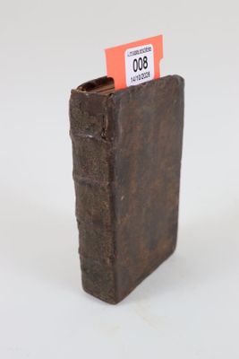 un petit livre contenant une carte, posé sur une table