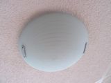 une lampe allumée au plafond d'une pièce