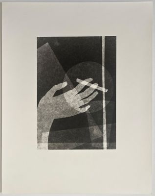 l'image d'une photo en noir et blanc représentant une main tenant une cigarette