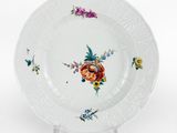 un gros plan d'une assiette blanche ornée d'un motif floral