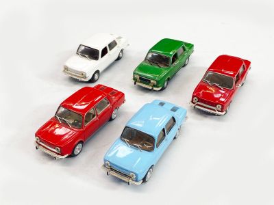 plusieurs petites voitures sont alignées en cercle sur une surface blanche