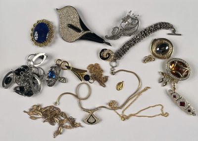 plusieurs types de bijoux différents sur une surface blanche