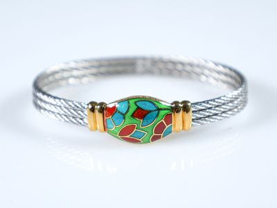un gros plan sur un bracelet orné d'une perle colorée
