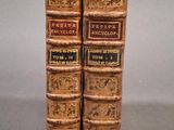 deux vieux livres posés l'un sur l'autre sur une table