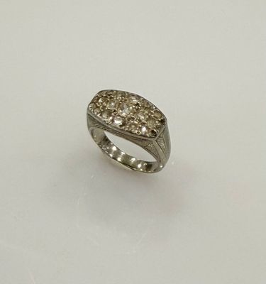 une image d'une bague en diamant sur une surface blanche