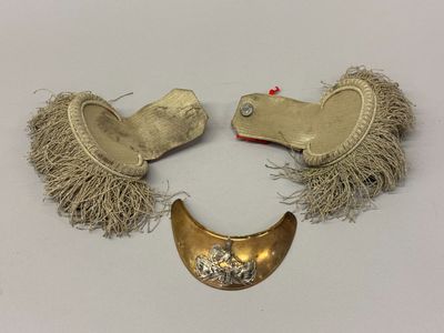 Hausse-col et épaulettes de sous-officier.