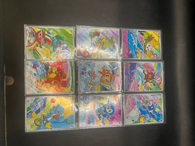 une photo d'une collection de cartes Pokémon dans une boîte