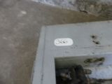une photo de toilettes sales dans une pièce sale