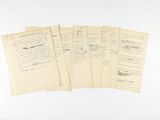 plusieurs papiers sont empilés sur une table