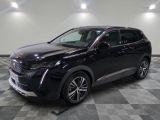 le 4x4 noir est garé sur le sol en damier d'un garage