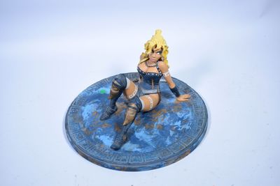 figurine représentant l'héroïne assise. - Photo 1