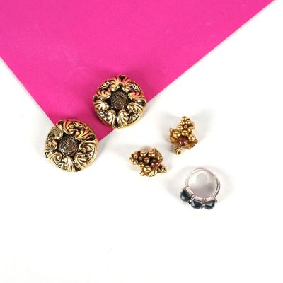 Ensemble de bijoux fantaisie comprenant : - Paire de clips d…