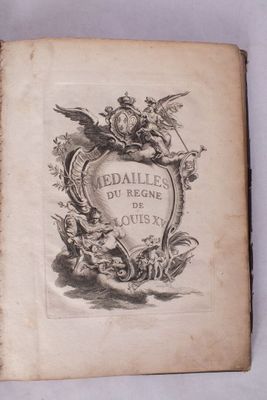 un vieux livre avec l'image d'un ange tenant un cœur