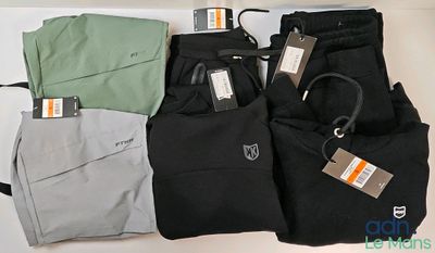 quatre paires de pantalons pour homme avec leurs étiquettes encore attachées