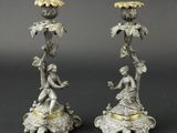 paire de bougeoirs en argent et en or ornés de personnages et de fleurs