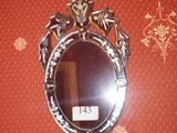 un miroir accroché au mur d'une pièce