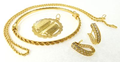 une photo représentant un collier, un bracelet et une bague en or