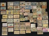 il y a plein de timbres différents sur la table