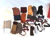 plusieurs paires de gants, écharpes, gants, cravates, écharpes, cravates, gants et écharpes disposés sur une surface blanche