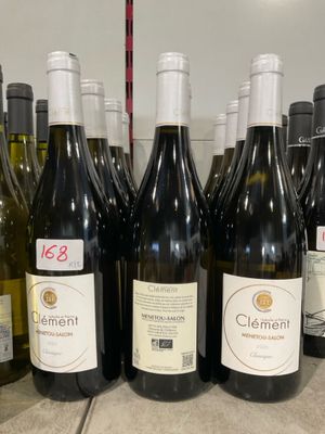 Des bouteilles de vin sont alignées sur le comptoir d'un caviste.
