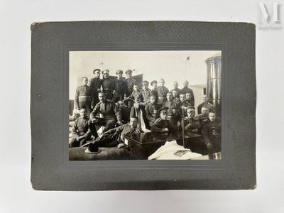 une vieille photo en noir et blanc montrant un groupe d'hommes posant pour une photo
