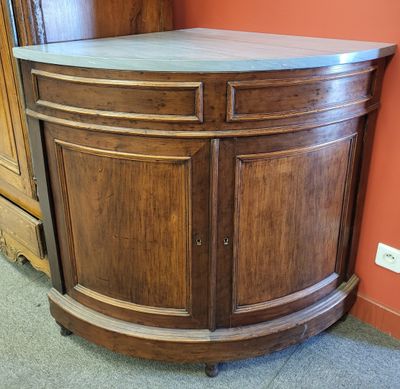 une armoire d'angle avec un plan de travail en marbre dans une pièce