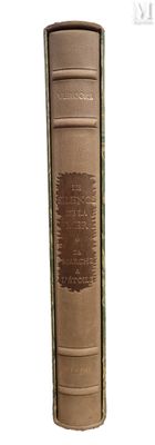 un grand livre à la couverture marron posé sur une surface blanche
