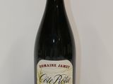 une bouteille de vin posée sur une table